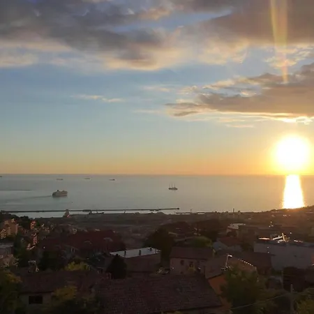 Semesterbostad Casa Ludovica-vista Mare-giardino Privato
